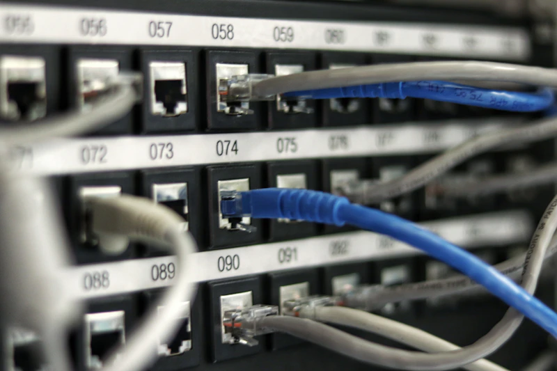 Corredor de data center com servidores iluminados em azul